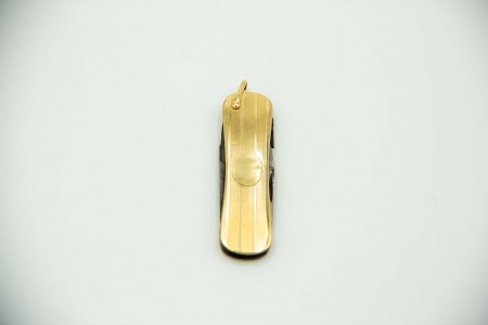 Canivete em ouro amarelo com bandas guilhochadas e cartela para monograma