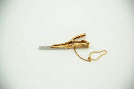 Mola de gravata em ouro bicolor em formato de espingarda com diamantes 8/8.