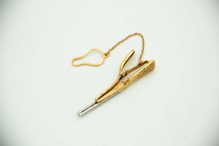 Mola de gravata em ouro bicolor em formato de espingarda com diamantes 8/8.