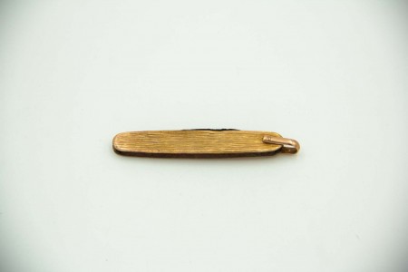 Canivete em ouro amarelo com ranhuras ao longo