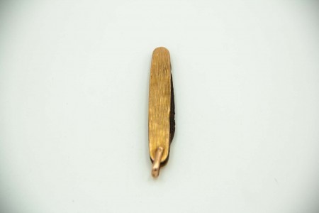 Canivete em ouro amarelo com ranhuras ao longo