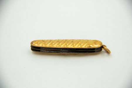 Canivete de ouro amarelo com frisos e relevos, argola de suspensão