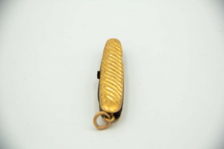 Canivete de ouro amarelo com frisos e relevos, argola de suspensão