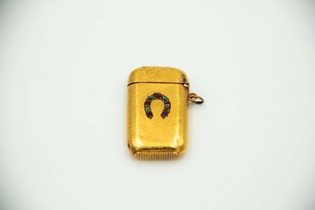 Fosforeira em ouro amarelo com relevos simétricos e aplicação de esmeraldas