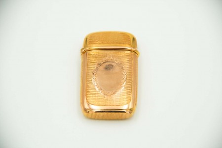 Fosforeira de ouro guilhochado com moldura para monograma.