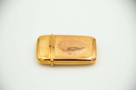 Fosforeira de ouro guilhochado com moldura para monograma.