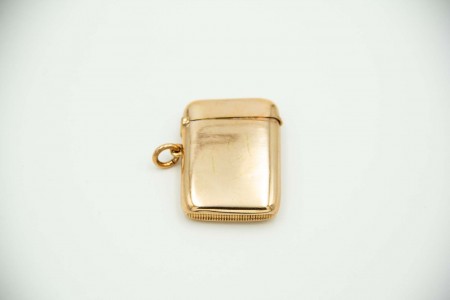 Fosforeira retangular em ouro amarelo com argola de suspensão