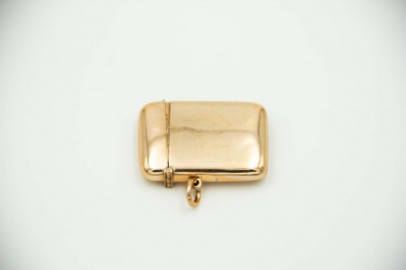 Fosforeira retangular em ouro amarelo com argola de suspensão