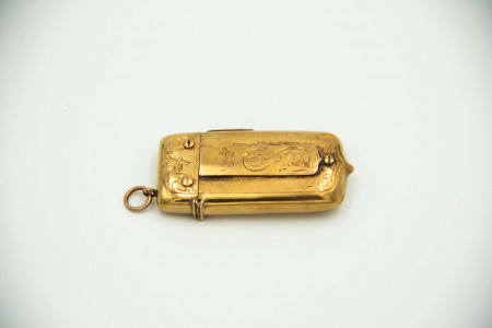 Fosforeira de forma retangular em ouro com gravados guilhochados