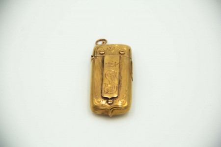 Fosforeira em ouro em formato retangular com gravados guilhochados