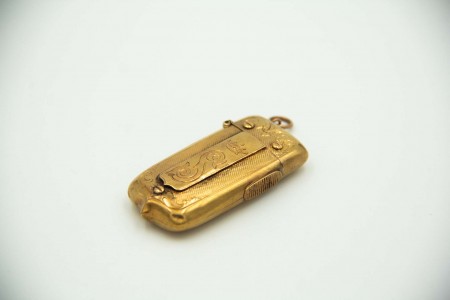 Fosforeira de forma retangular em ouro com gravados guilhochados