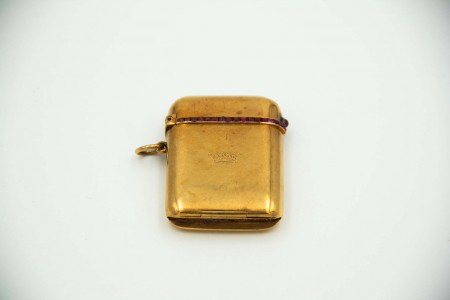 Fosforeira de ouro liso com rubis calibrados e em formato de cabochão no fecho