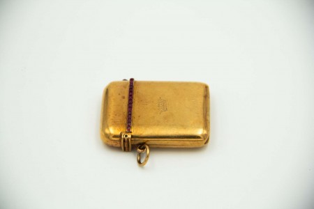 Fosforeira de ouro liso com rubis calibrados e em formato de cabochão no fecho