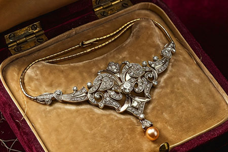 Gargantilha em ouro com diamantes (10) em talhe brilhante e pingente basculante 
