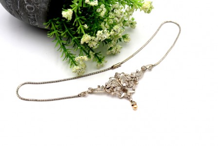 Gargantilha em ouro com diamantes (10) em talhe brilhante e pingente basculante 