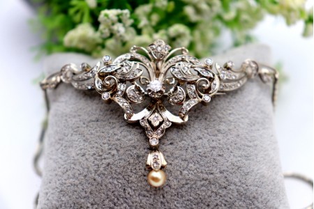 Gargantilha em ouro com diamantes (10) em talhe brilhante e pingente basculante 