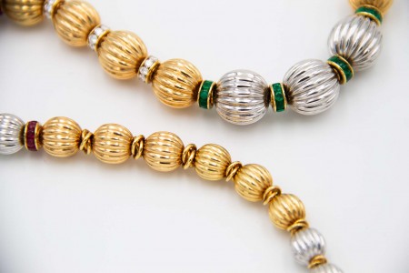 Gargantilha em ouro bicolor com elos em forma de pinhas