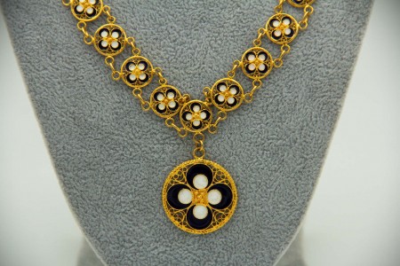 Gargantilha e pulseira em ouro com malha de caramujos em esmalte policromado