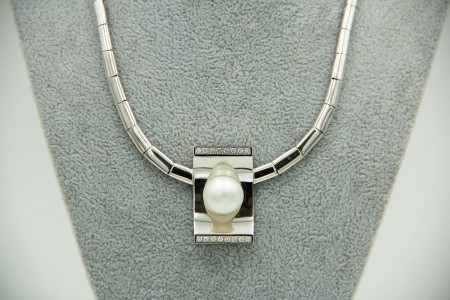 Gargantilha de ouro branco com elos articulados, diamantes (16) 