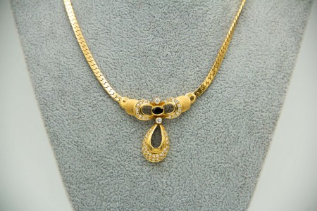Gargantilha em  ouro amarelo com recortes e pingente articulado, diamantes (2)