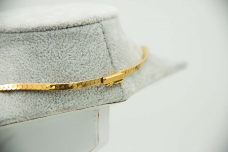 Gargantilha de ouro amarelo com recortes e pingente articulado, diamantes (2)