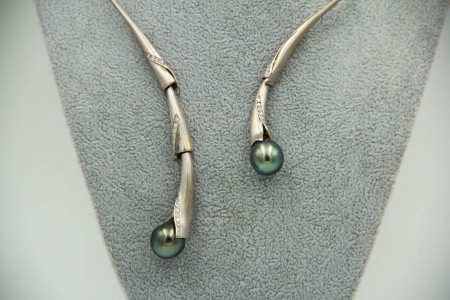 Gargantilha de ouro branco com diamantes encastrados