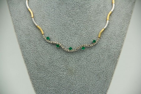 Gargantilha em ouro bicolor de elos alternados com diamantes (42) e esmeraldas