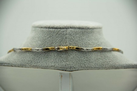 Gargantilha de ouro bicolor de elos alternados com diamantes (42) e esmeraldas