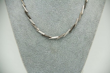 Gargantilha em ouro branco com pequenos diamantes