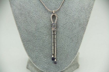 Gargantilha de ouro branco com diamantes (61) em talhe brilhante e pingentes