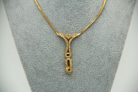 Gargantilha de ouro amarelo com centro basculant e diamantes (58) 