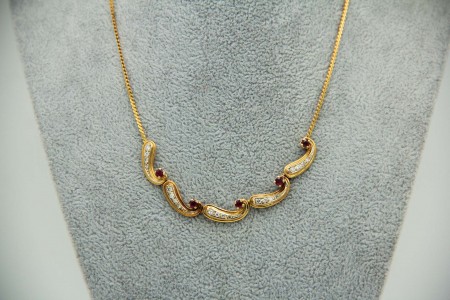 Gargantilha de ouro bicolor com diamantes (20) em talhe brilhante 8/8 e rubis 