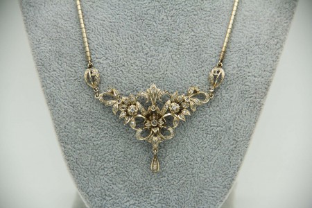 Gargantilha de ouro branco com lascas de diamantes 