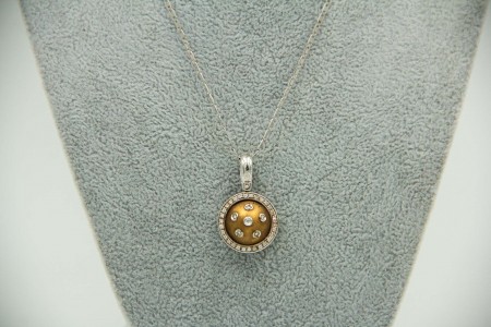 Gargantilha de ouro bicolor com medalha em forma de meia bola com diamantes