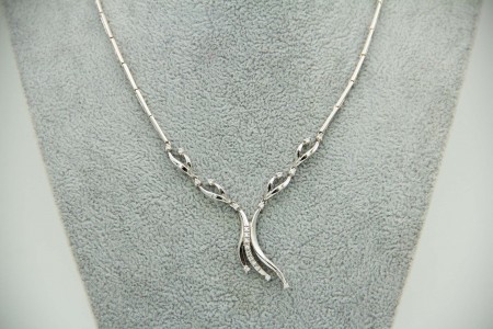 Gargantilha com diamantes em ouro branco