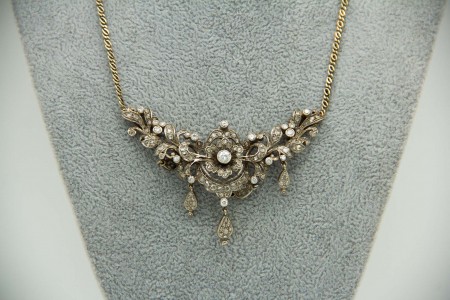 Gargantilha em ouro branco com diamantes de diversos tamanhos