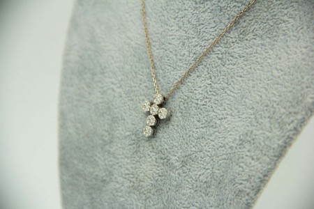 Gargantilha em ouro branco com cruz como pingente e diamantes (42)
