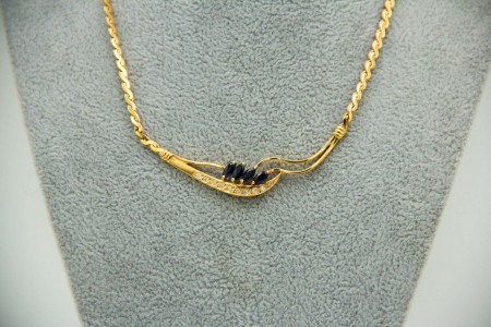  Gargantilha em ouro amarelo com diamantes (10) em talhe brilhante e safiras