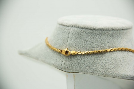  Gargantilha de ouro amarelo com diamantes (10) em talhe brilhante e safiras