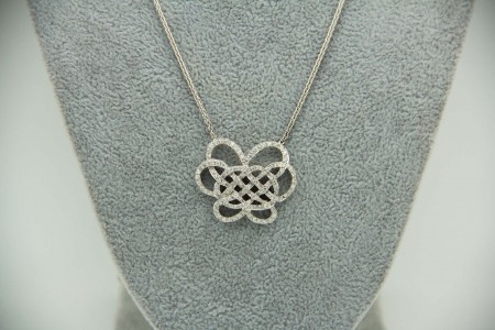 Gargantilha de ouro branco com centro entrelaçado com diamantes (94) 