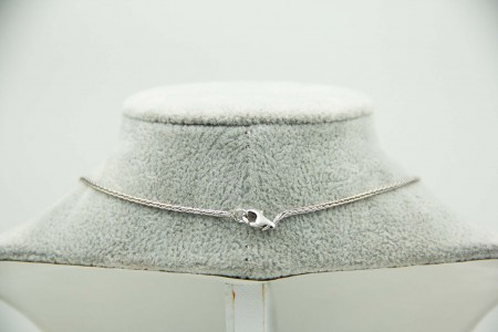 Gargantilha em ouro branco com centro entrelaçado com diamantes (94) 