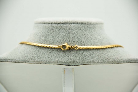 Gargantilha em ouro amarelo com diamantes (10) em talhe brilhante 8/8