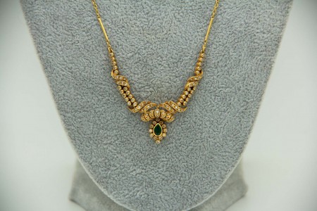 Gargantilha de ouro amarelo com diamantes (95) em talhe brilhante 8/8 e esmerald