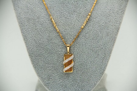 Gargantilha em ouro e pingente com diamantes (10) em talhe brilhante aplicados