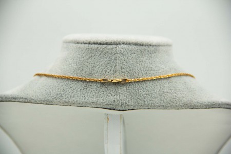 Gargantilha em ouro amarelo e pingente com diamantes (10) em talhe brilhante 