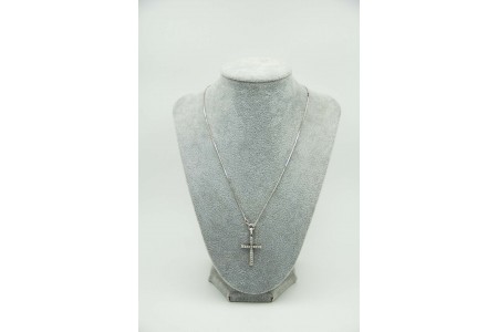Gargantilha em ouro branco com crucifixo com pequenos diamantes