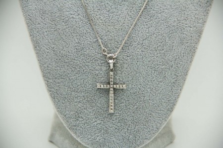 Gargantilha em ouro branco com crucifixo com pequenos diamantes