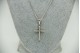 Gargantilha em ouro branco com crucifixo com pequenos diamantes