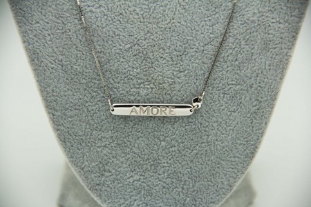Gargantilha de ouro branco com gravação "amore"