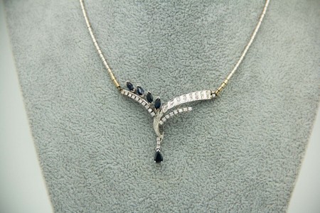 Gargantilha de ouro branco com diamantes (40) em talhe brilhante e safiras 